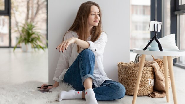 フロアでブログの新しいアイデアを思いついた女性