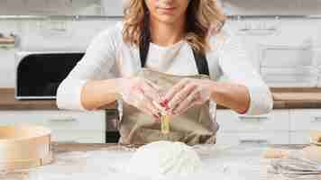 Бесплатное фото Женщина готовит торт