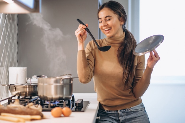 Free photo woman cooking at kitchen