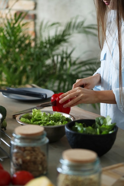 Foto gratuita donna che cucina in cucina