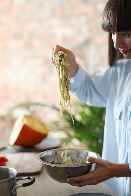 Foto gratuita donna che cucina in cucina