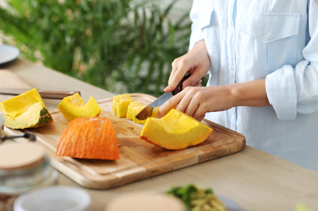 Foto gratuita donna che cucina in cucina