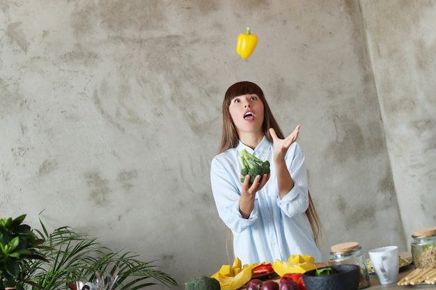 Free photo woman cooking at the kitchen