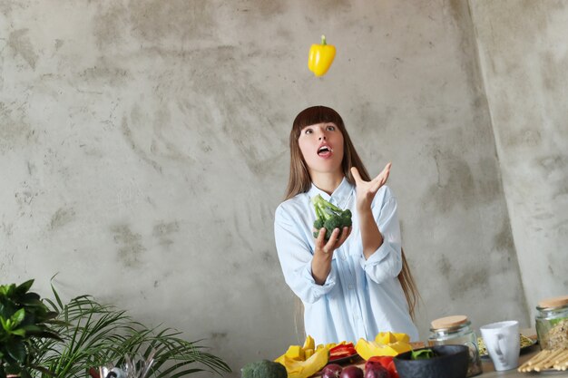 キッチンで料理をしている女性