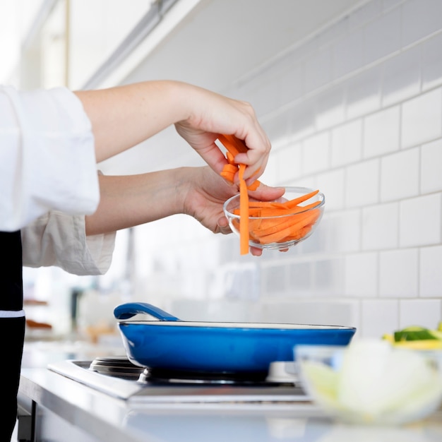 Foto gratuita donna che cucina in cucina