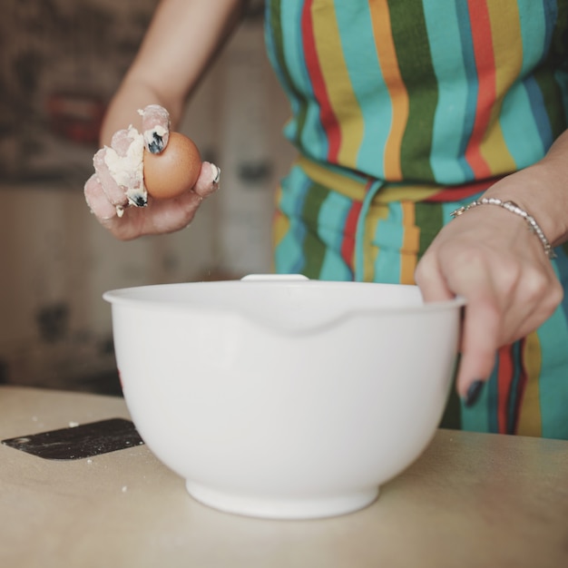 Free photo woman cooking pizza at kitchen