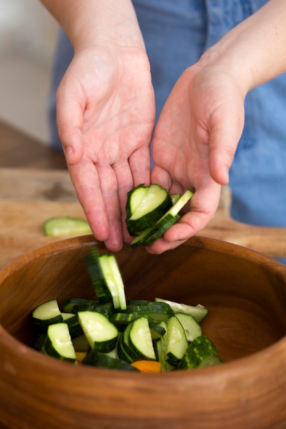 Foto gratuita donna che cucina del cibo sano