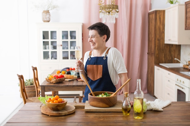 いくつかの健康的な食べ物を調理する女性