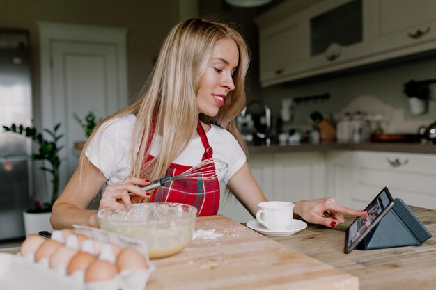 женщина готовит с планшетом
