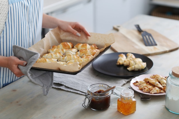 Foto gratuita donna che cucina