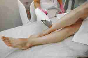 Free photo woman in cosmetology studio on laser hair removal