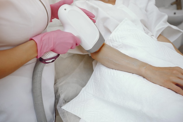 Foto gratuita donna nello studio di cosmetologia sulla depilazione laser