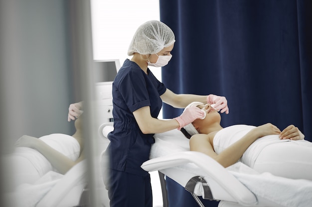 Free photo woman in cosmetology studio on a procedures