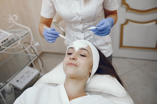 Free photo woman in cosmetology studio on a procedures