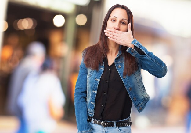 彼女の口を覆っている女性