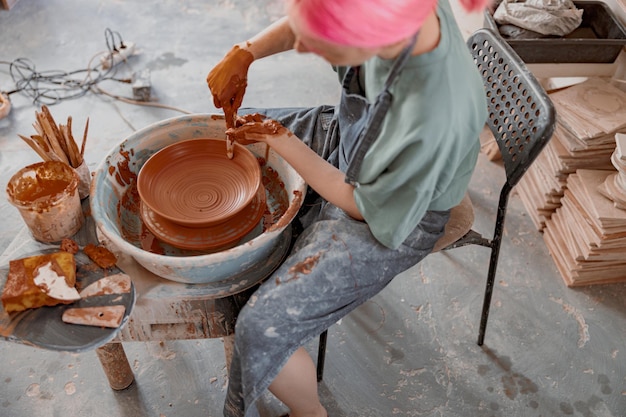 Женщина-ремесленник делает глиняную посуду в гончарной комнате