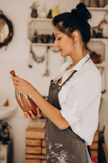 Artigiano donna presso un negozio di ceramiche