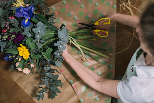 花の組成を作成する女性