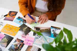 Foto gratuita donna che crea l'angolo alto della scheda di visione ispiratrice