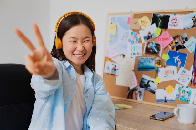 무료 사진 자신의 비전 보드를 만드는 여자