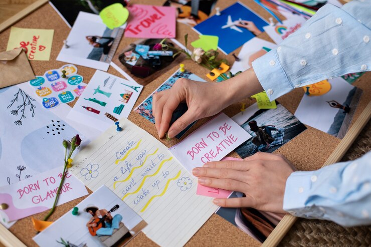 無料Photo 独自のビジョン ボードを作成する女性