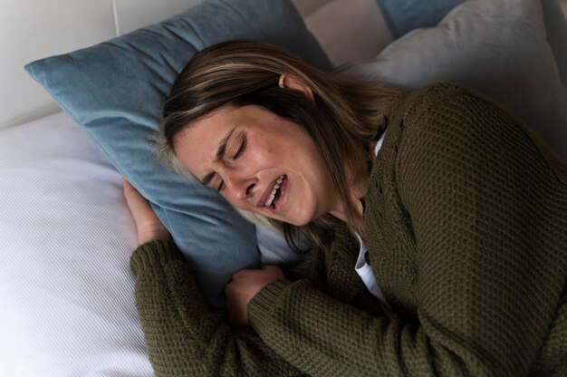 戦いの後にベッドで泣いている女性