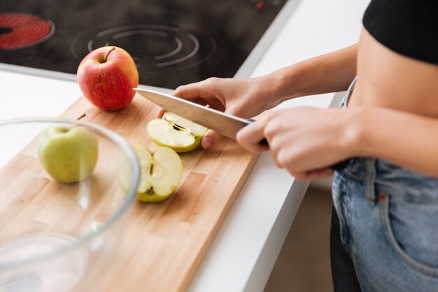 Женщина режет яблоки