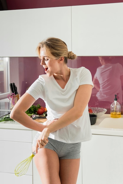 Free photo woman dancing in the kitchen