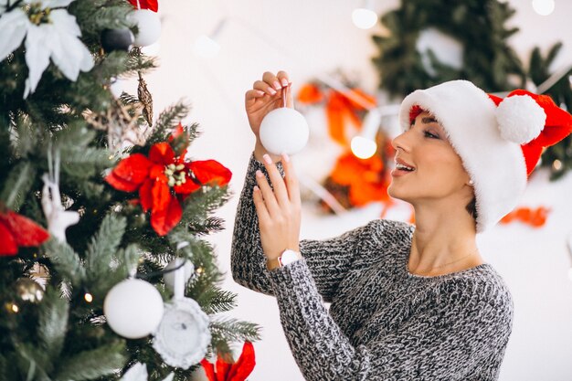 女性飾るクリスマスツリー