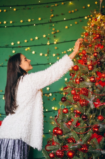 Donna che decora l'albero di natale