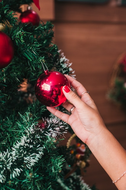 Donna che decora un albero di natale