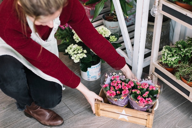 Negozio di decorazione donna con scatola di fiori