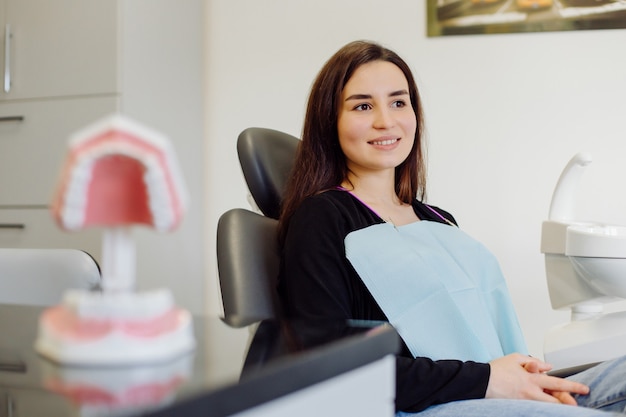Женщина на осмотре стоматолога