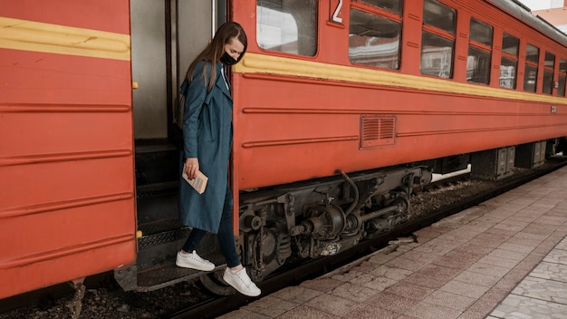 無料写真 女性が電車から階段を降りる