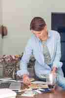 Free photo woman on desk with supplies