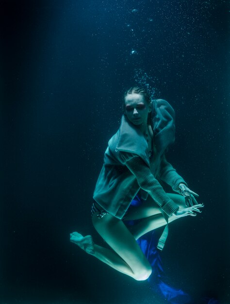 물 속에서 다이빙하는 여자