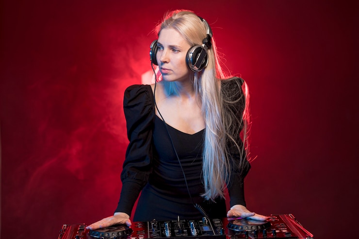 Free Photo woman at dj console