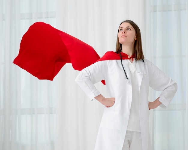 Foto gratuita medico della donna che posa come supereroe