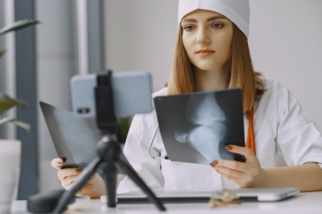 Medico della donna che registra video del vlog su medicin