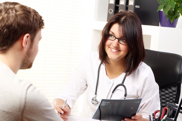 Foto gratuita medico della donna che parla con il paziente