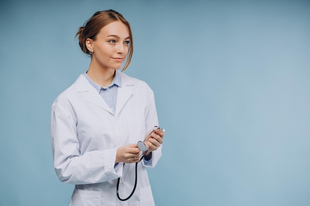 Medico della donna che indossa camice da laboratorio con lo stetoscopio isolato