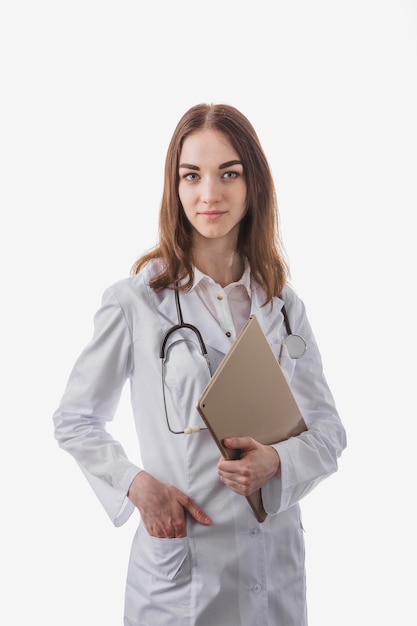 Женщина-врач с рукой в ​​кармане