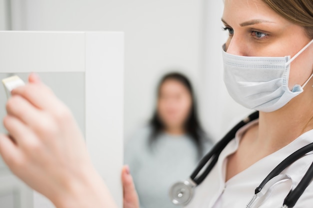 Free photo woman doctor with medical mask