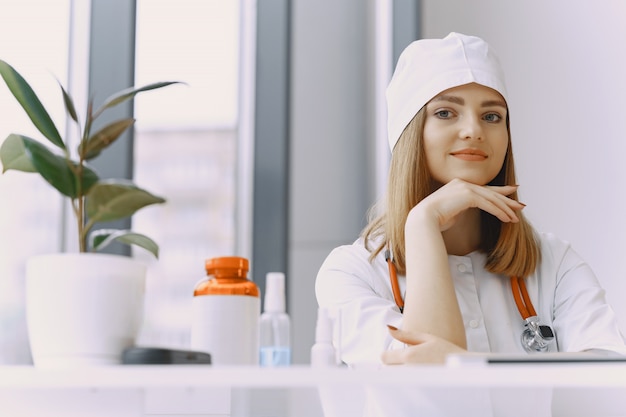 Free photo woman doctor with white coat in hospital