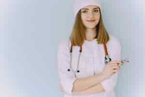 Free photo woman doctor with white coat in hospital