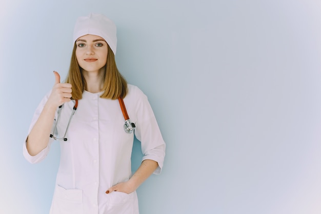 Женщина-врач с белым пальто в больнице
