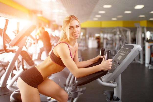 Free photo woman doing cardio