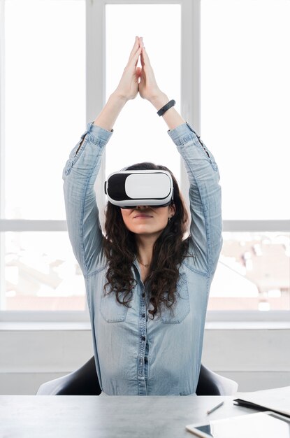 Женщина делает упражнения с гарнитурой виртуальной реальности