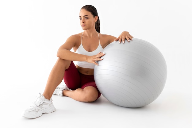 Foto gratuita donna che fa un esercizio di fitness
