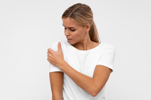 Free photo woman doing having shoulder pain